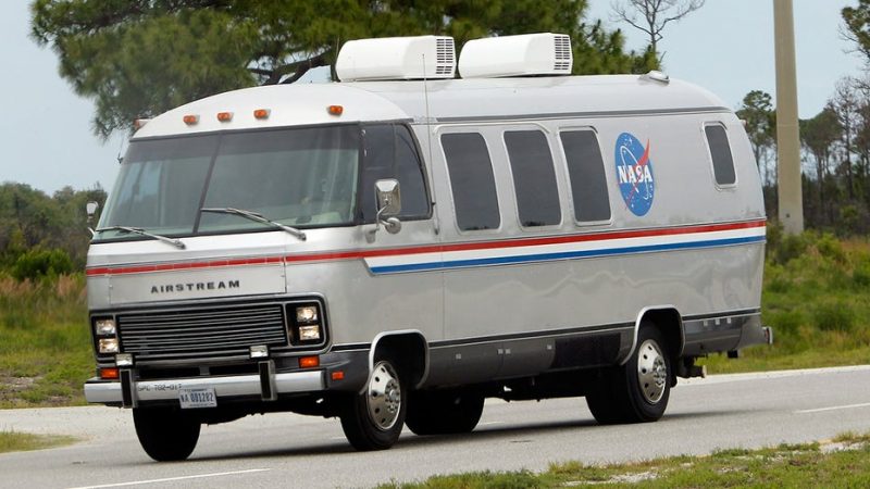 NASA wants a new electric Astrovan to compete with SpaceX’s and Blue Origin’s rides