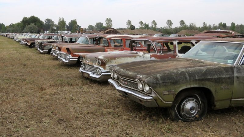 One man’s 325 classic American cars parked in Colorado field up for auction